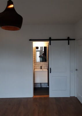 Badkamer achter schuifdeur