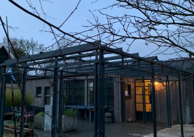 Opbouw van een stalen gecoate Pergola op terras en fundering