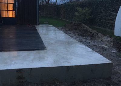 Gestort en gladgestreken beton voor een Pergola in de bekisting met folie en wapening