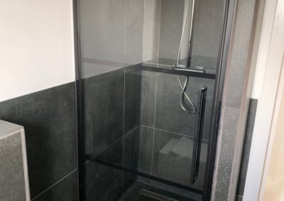 Badkamer zwart met inloopdouchte