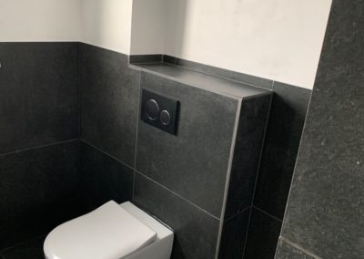 Badkamer zwart met zwevend toilet